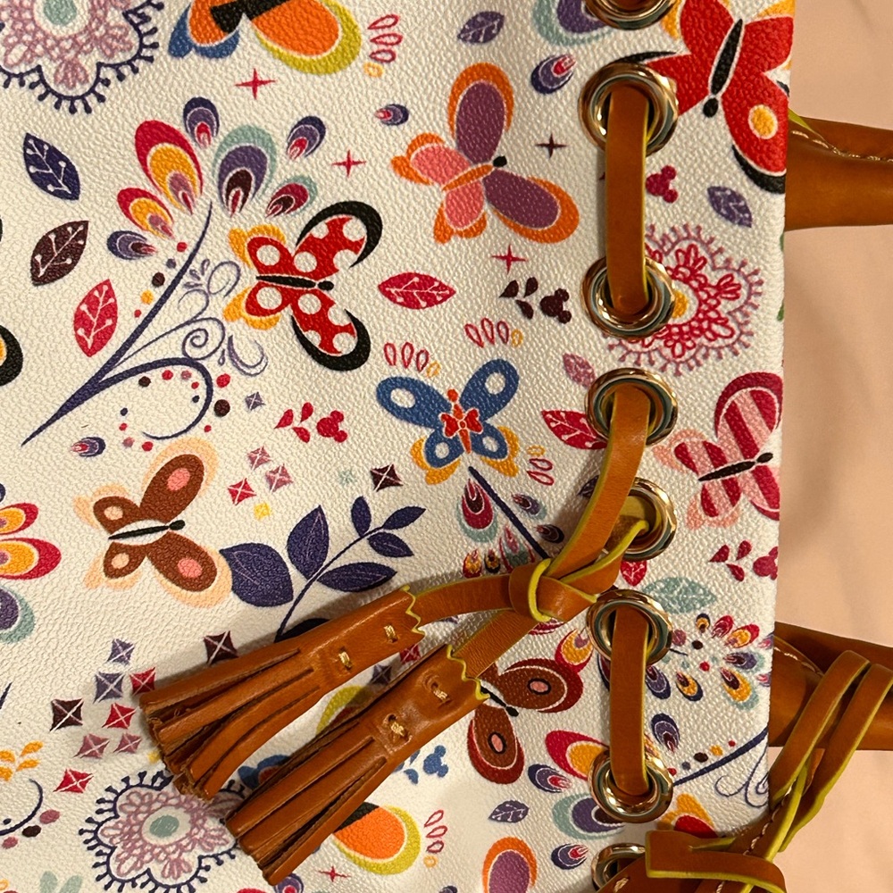 Dooney & Bourke *AP* 2019 EPCOT INTERNATIONAL FLOWER AND GARDEN FESTIVAL - Picture 9 of 16